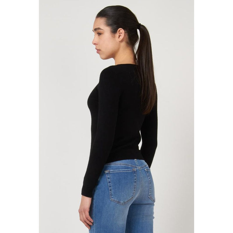 Black viscose long-sleeve sweatshirt worn with blue jeans