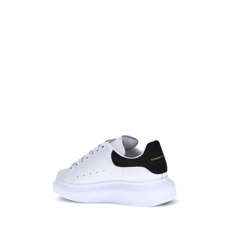 White leather platform sneaker with thick sole and black heel tab