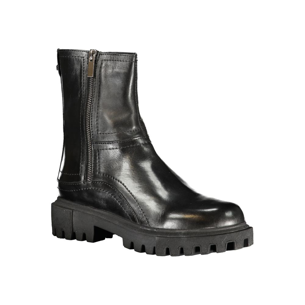 Cafenoir black leather women’s ankle boot with a side zipper and chunky lug sole.