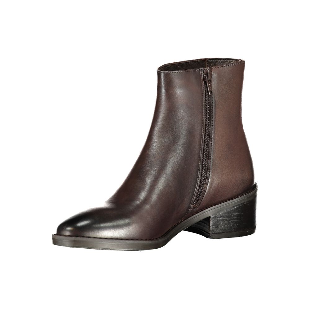 Cafenoir brown leather ankle boot with side zip closure, almond toe, and a stacked block heel.