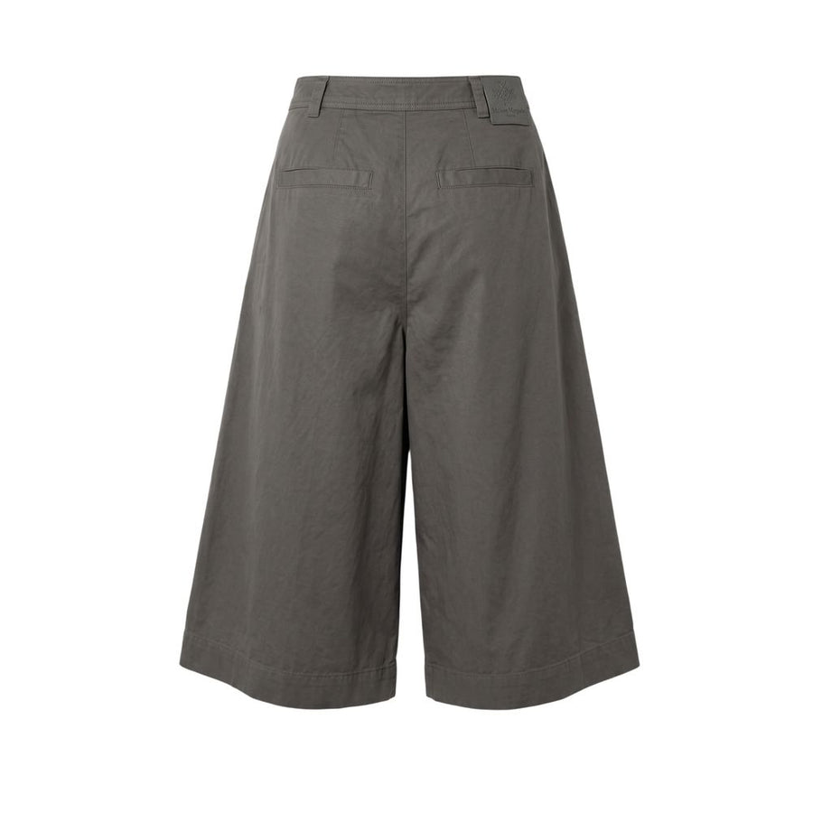 Grey cotton wide-leg knee-length shorts with pleated sides and slash pockets