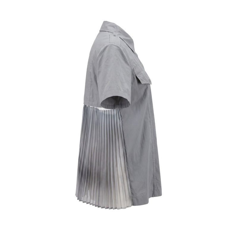 Grey cotton short-sleeve shirt with a pleated back and buttoned chest pocket