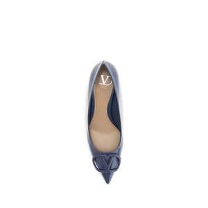 Top-down view of a blue calf leather high heel pump with a pointed toe and tonal VLogo detail.