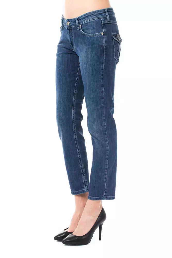Light blue cotton cropped jeans with slim fit and side pocket worn with heels