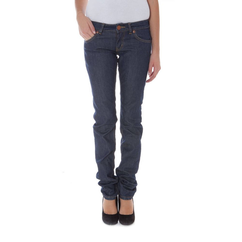 Dark blue cotton women jeans in a straight leg style worn with black heels