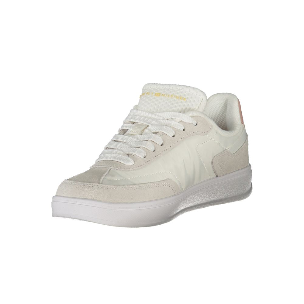 Tommy Hilfiger women’s white sneaker in polyurethane and suede with lace-up closure and a textured white sole.