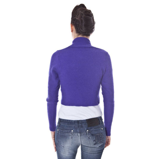 Blue cotton women's jeans with back pockets worn from behind