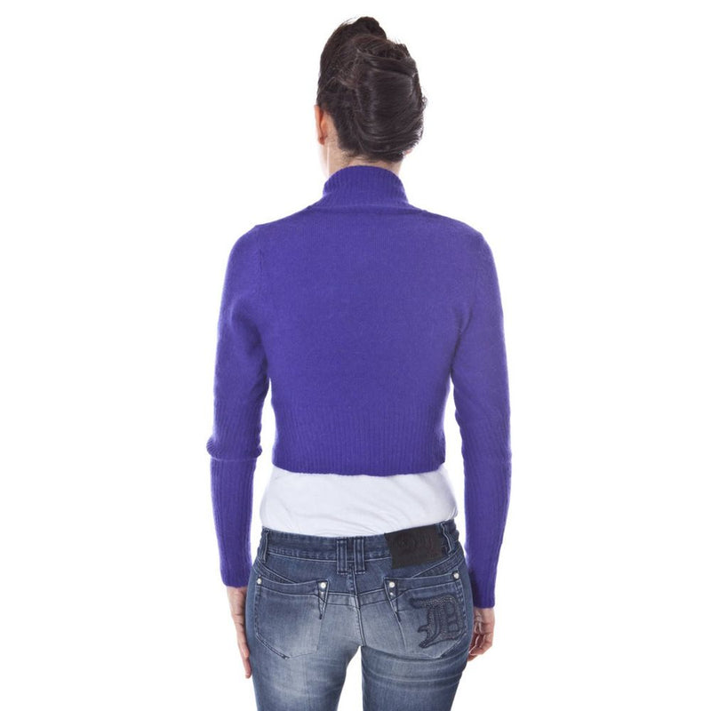 Blue cotton women's jeans with back pockets worn from behind