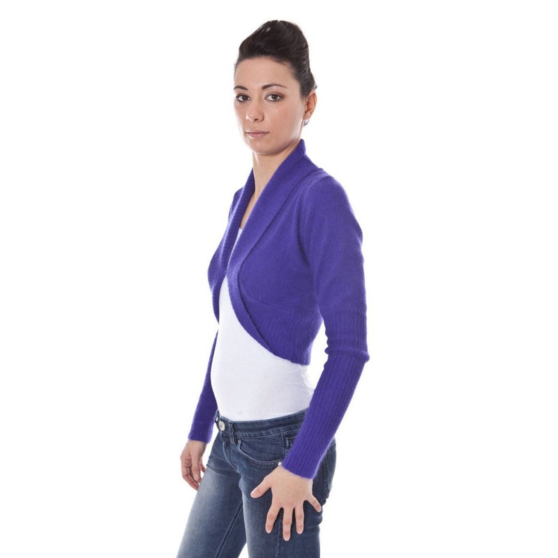 Woman wearing Datch blue cotton jeans and a purple cropped cardigan