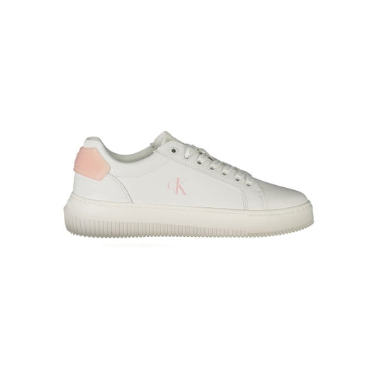 White polyurethane Calvin Klein women’s sneaker with pink logo and heel detail, featuring a classic lace-up style.