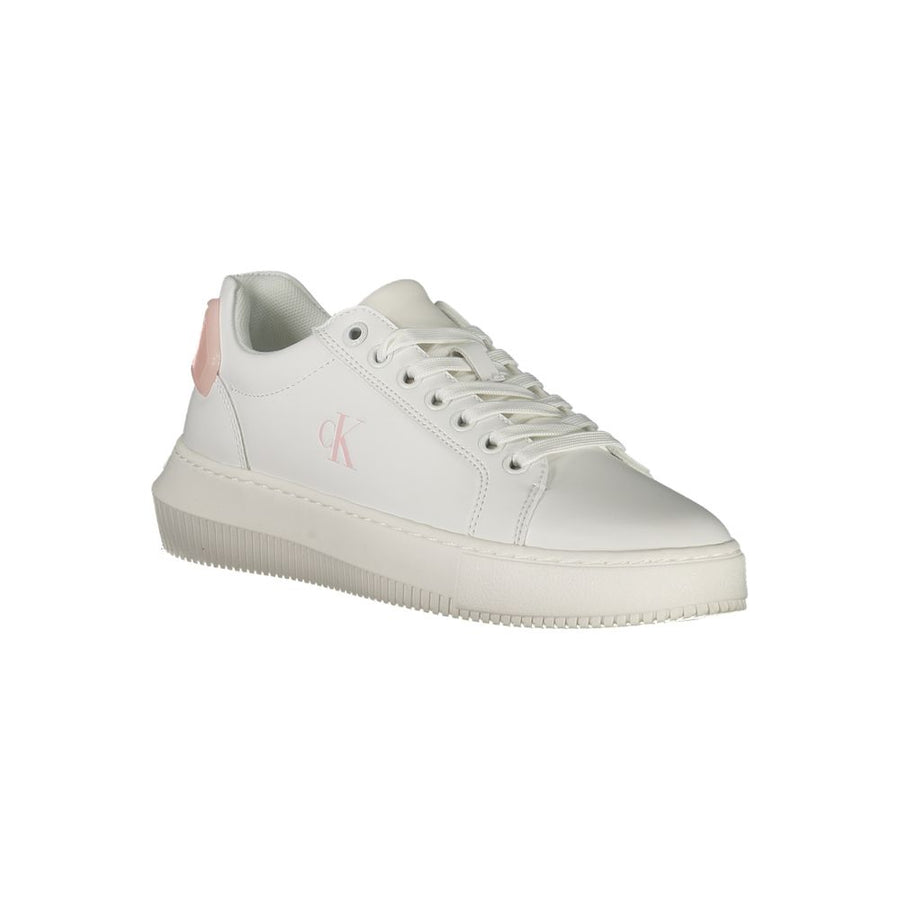 White polyurethane Calvin Klein women’s sneaker with pink logo and heel detail, featuring a classic lace-up style.