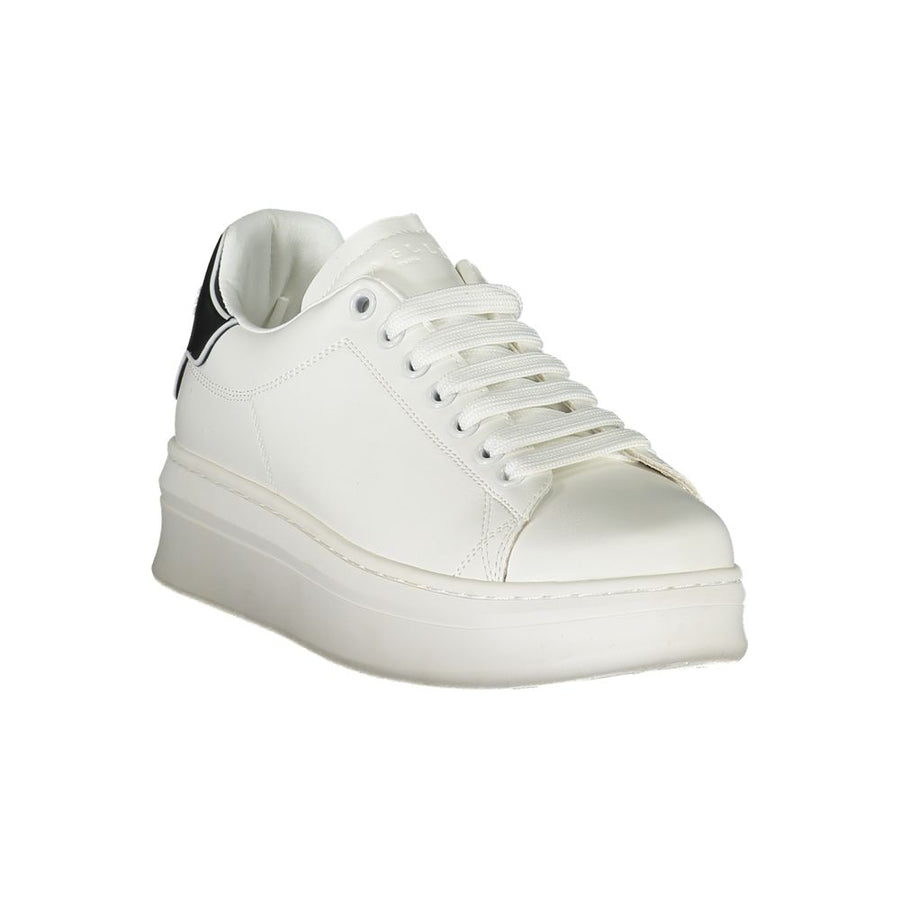 White polyurethane platform sneaker with lace-up closure and contrasting black heel tab featuring Gaelle logo.