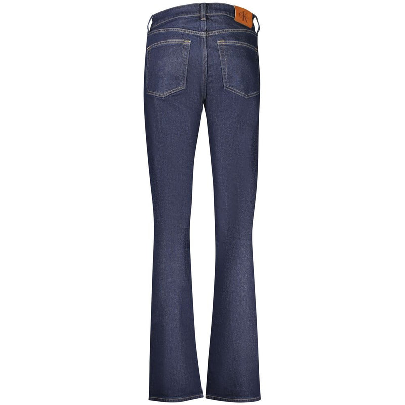 Dark blue cotton women's flare jeans with back pockets and a leather logo patch
